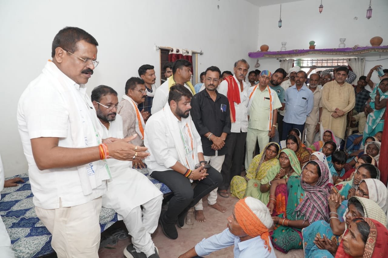 कांग्रेस प्रत्याशी राजेन्द्र साहू को चुनाव प्रचार के दौरान मिल रहा अपार जनसमर्थन, ग्रामीण क्षेत्रों में लोगों ने किया जगह-जगह स्वागत