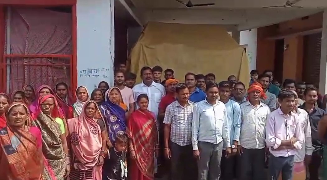 मोदी जी…आजादी के 77 साल बाद भी पीने के लिए साफ पानी नहीं मिला, 7 किमी दूर से पानी लाना पड़ रहा…बिजली ऐसी कि हर आधे घंटे में गुल हो रही