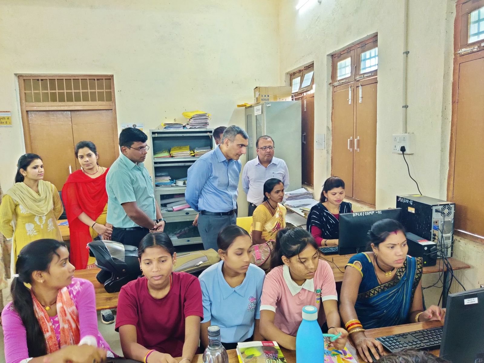 कलेक्टर ने जिला पंचायत संसाधन केंद्र और लाइवलीहुड कॉलेज का निरीक्षण किया