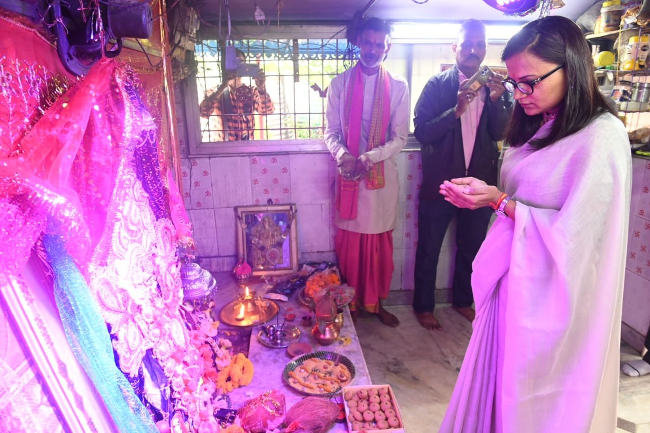 कलेक्टर ने निभाई परंपरा, नामिनेशन से पहले मंदिर में पूजा की…अब निर्बाध रूप से चुनाव सम्पन्न होने की गारंटी, देखिए पूरी खबर