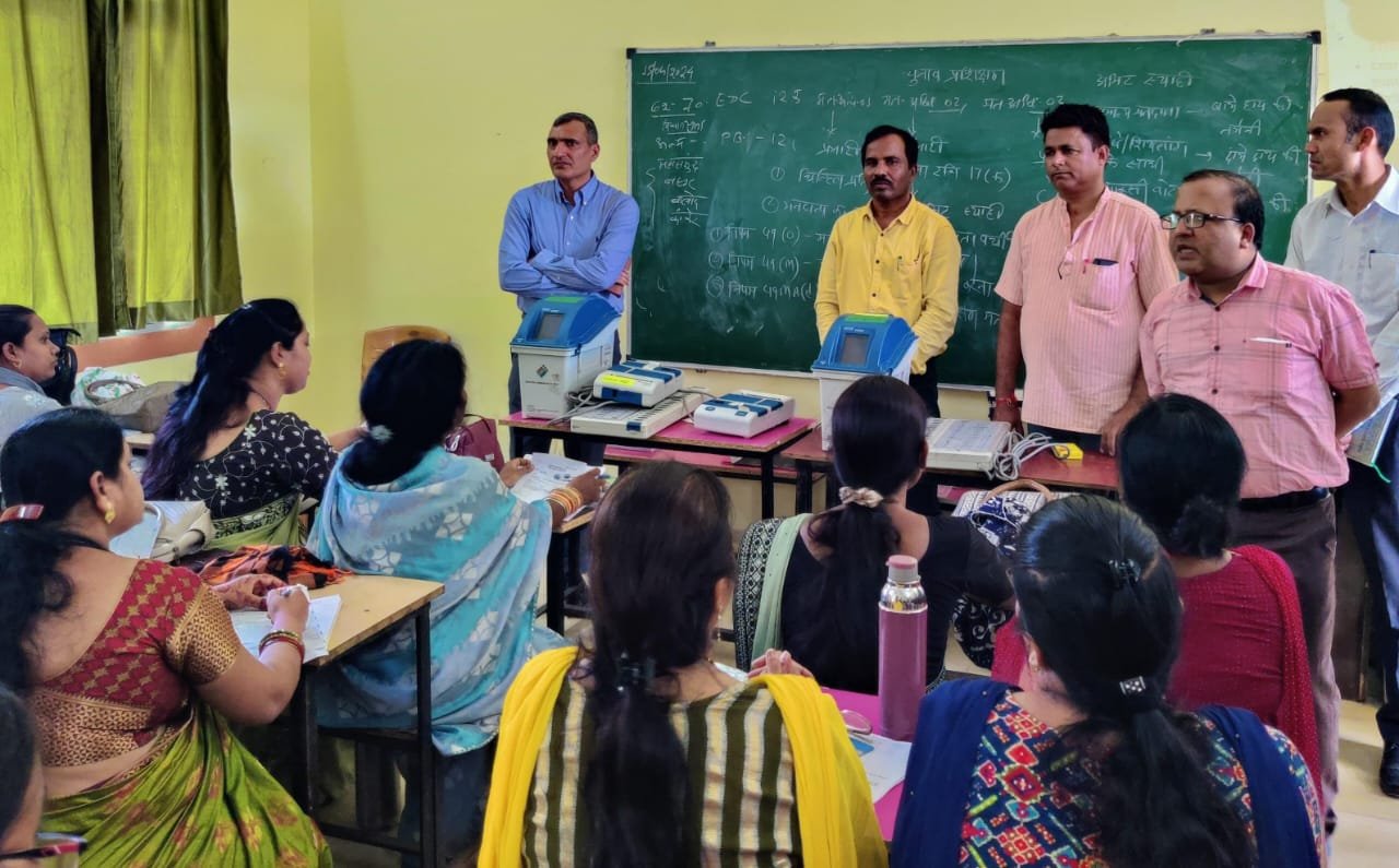 केंद्र में मतदान अधिकारी आयोग का चेहरा होता है, इसलिए वे अपनी जिम्मेदारी समझें