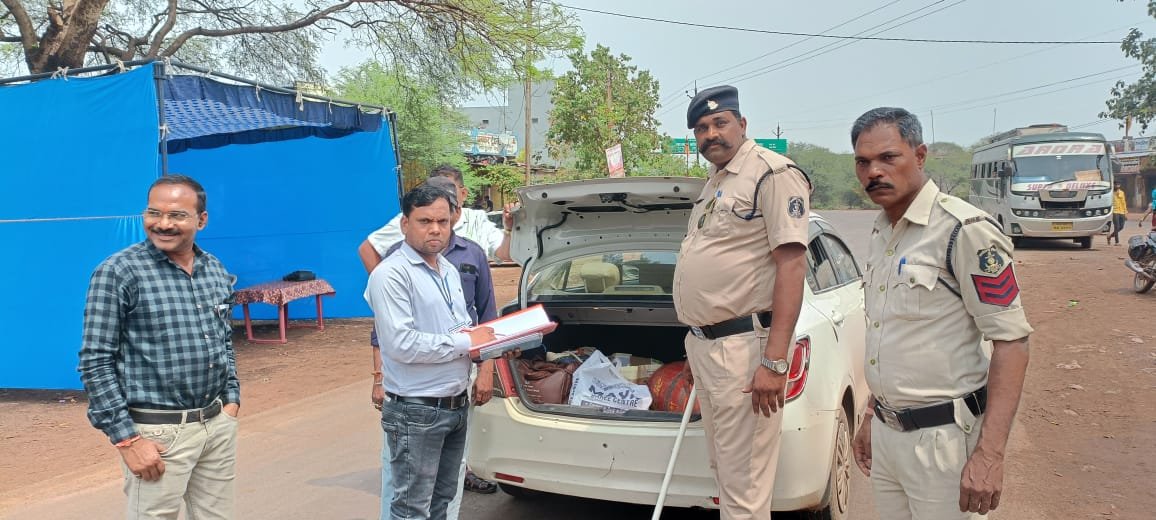 बेमेतरा पुलिस ने शुरू किया हमर पुलिस हमर बजार अभियान, नशामुक्ति, साइबर क्राइम, फर्जी कॉल से जुड़ी जानकारी दे रहे