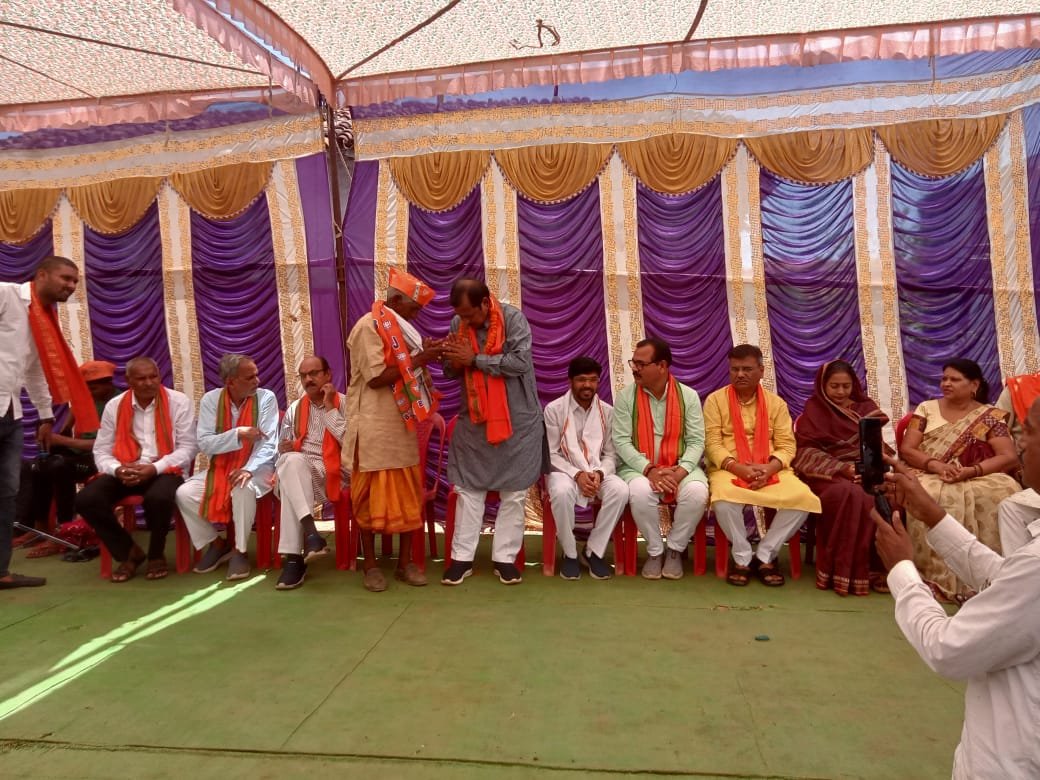 सांसद बघेल ने बेमेतरा के 14 से ज्यादा गांवों पर लगाई चौपाल, ग्रामीणों से मांगा जनसर्थन, कहा- देश को विश्व गुरु बनाने वोट की आहुति जरूर दें