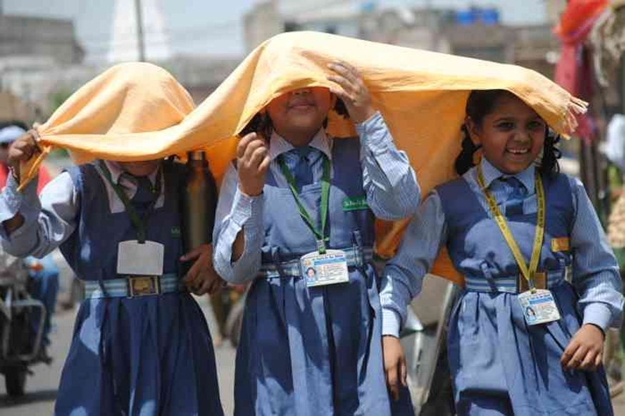 पारा 43 डिग्री के पार, इसके बाद भी भरी दोपहरी स्कूल लग रहे, पालकों ने उठाई स्कूल बंद करने की मांग