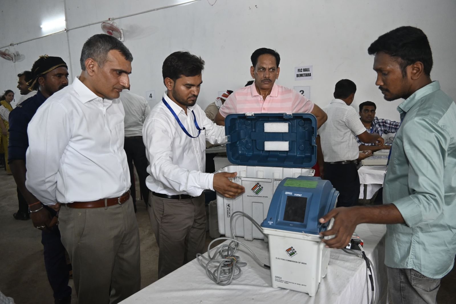 ईवीएम की सीलिंग और ऑपरेट करने का तरीका सीख दे मतदान दल के अधिकारी