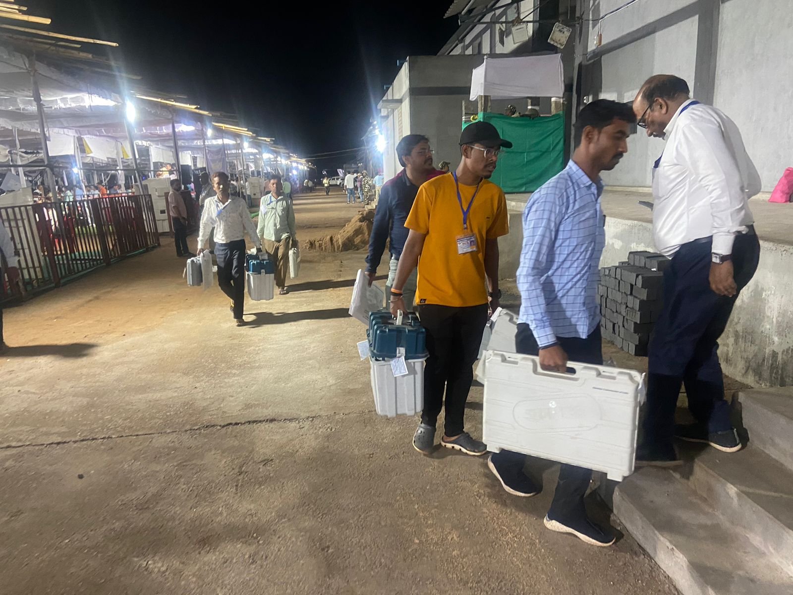 बारिश ने रोका मतदान दल का रास्ता, देर रात तक केंद्रों में फंसे रहे, सुबह तक होते रही रवानगी