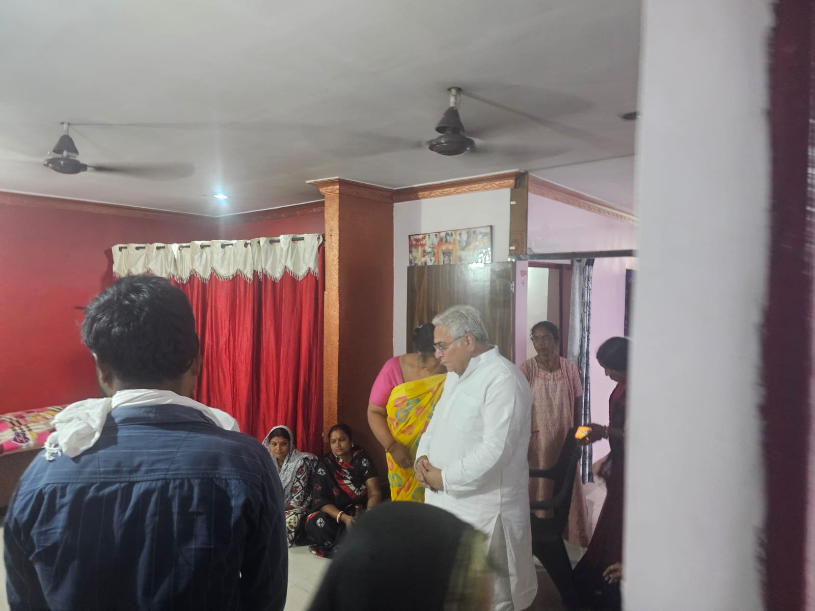 निगम कर्मी कल्पना मनहरे क्या निधन, ढांढस बंधाने पहुंचे वोरा