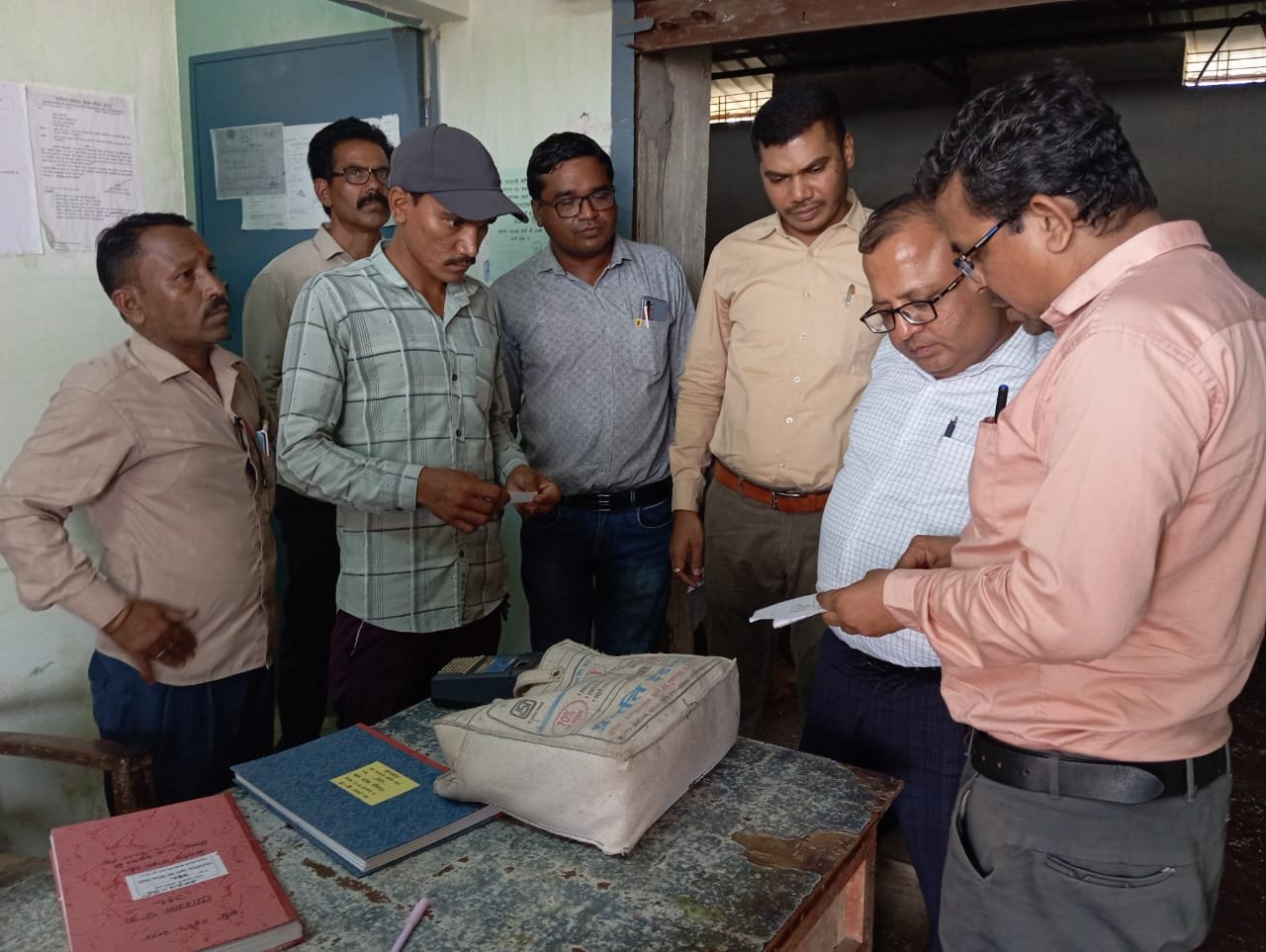 सीईओ पहुंचे बेरला, किसानों को खाद और बीज जल्द उपलब्ध कराने के निर्देश