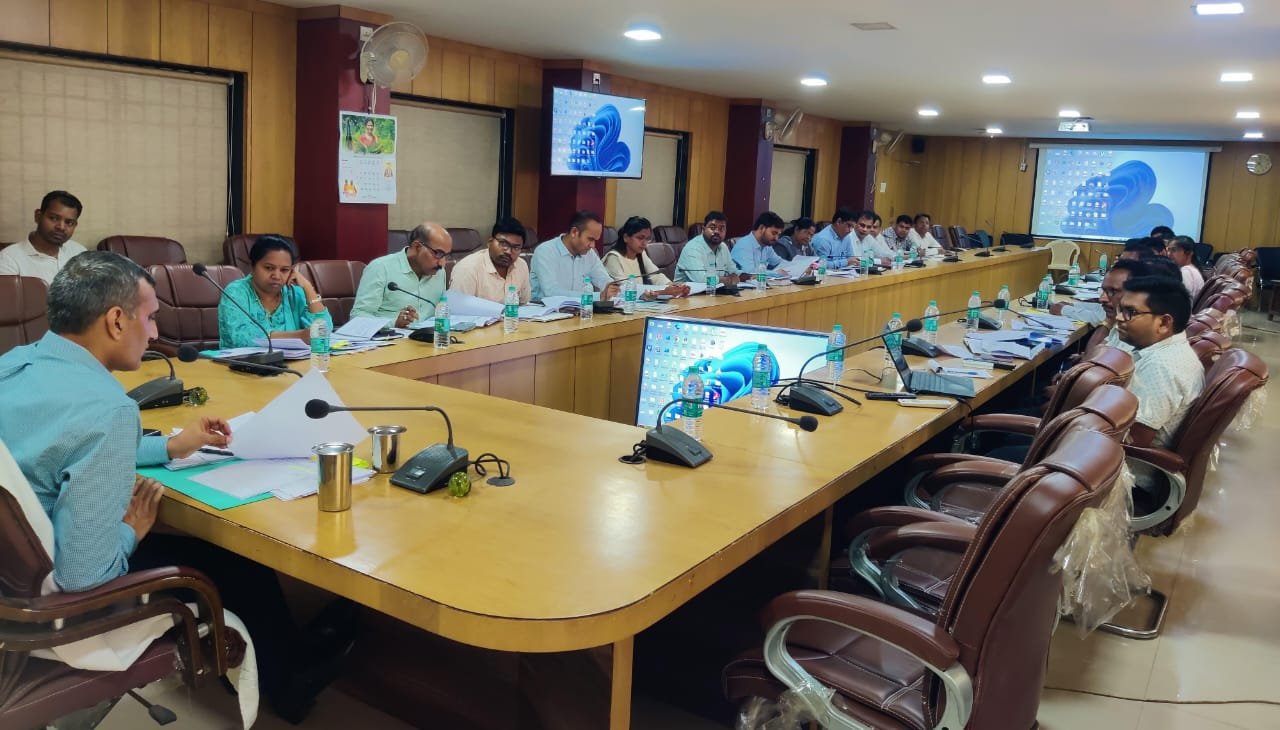 कलेक्टर ने ली राजस्व अधिकारीयों और विभागीय कामकाज की समीक्षा बैठक