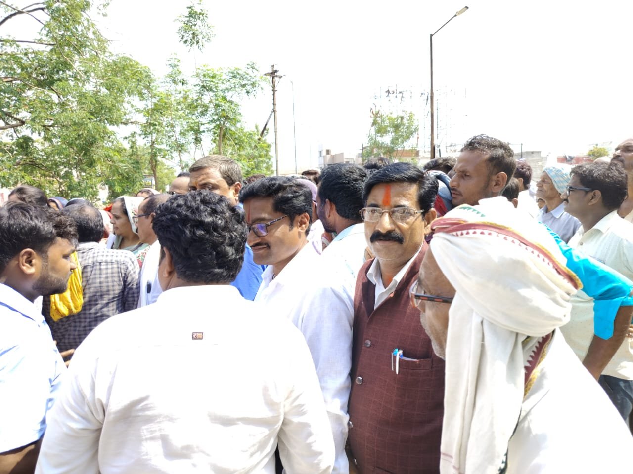 आयरन फैक्ट्री खोले जाने के विरोध में ग्रामीणों ने मोर्चा खोला, कहा – इससे 20 किमी के दायरे में जमीन बंजर हो जायेगी