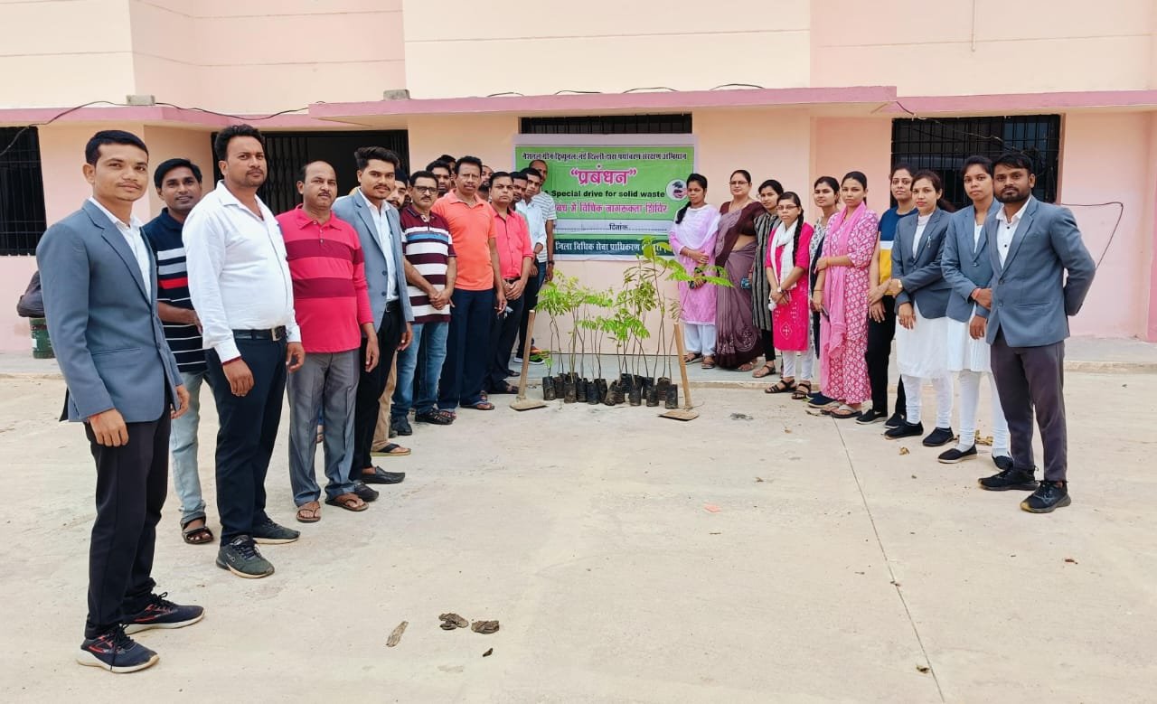 न्यायिक कर्मचारी आवासीय परिसर भवन में वृक्षारोपण कार्यक्रम का आयोजन