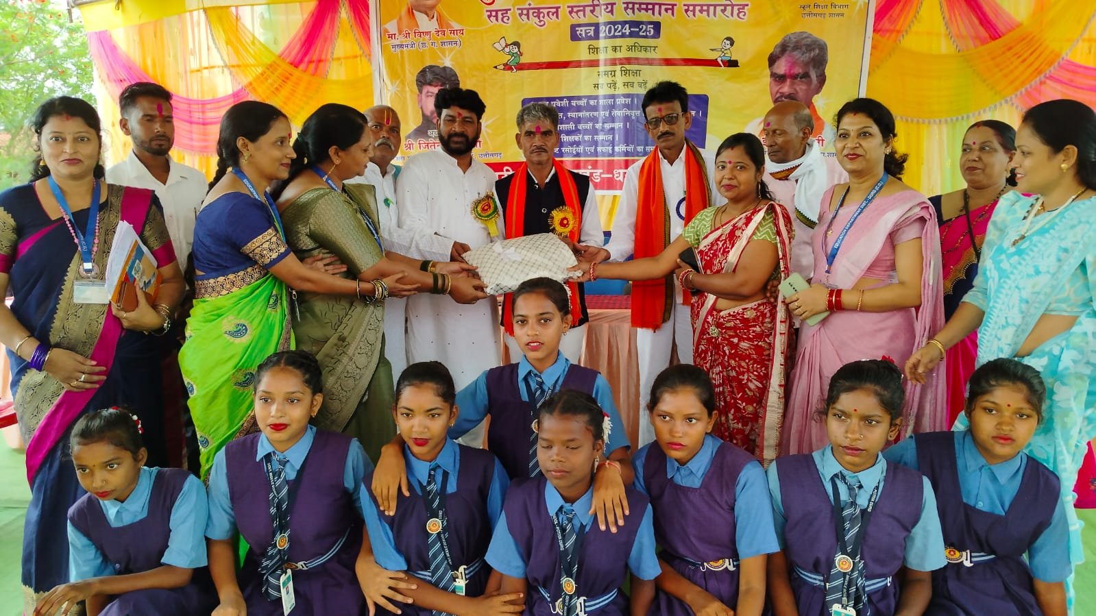 टेमरी में शिक्षक सम्मान समारोह ने पहुंचे ईश्वर, नव प्रवेशी बच्चो का स्वागत किया