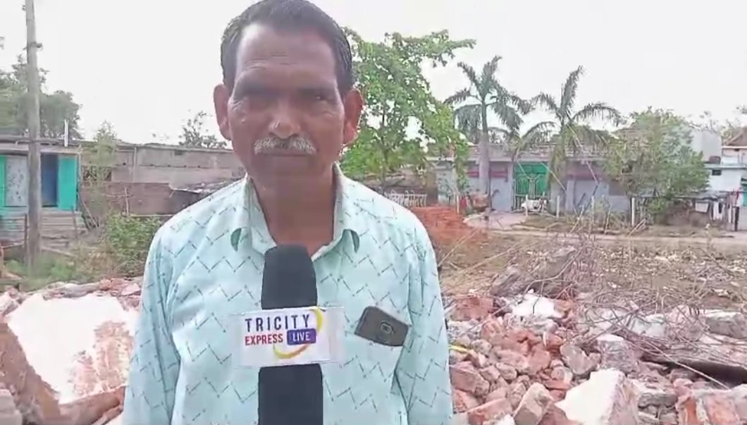 राजनीतिक रसूख की धौंस दिखाकर गरीब का मकान तुड़वाया, प्रधानमंत्री से निष्पक्ष जांच की लगाई गुहार