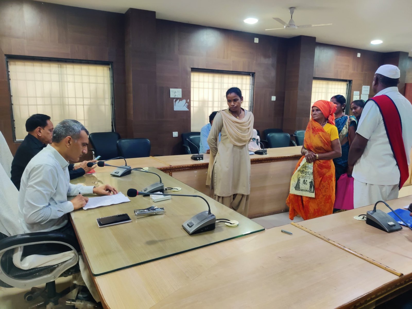 जनदर्शन में 46 आवेदन, बेमेतरा कलेक्टर ने कहा- सभी का होगा निराकरण