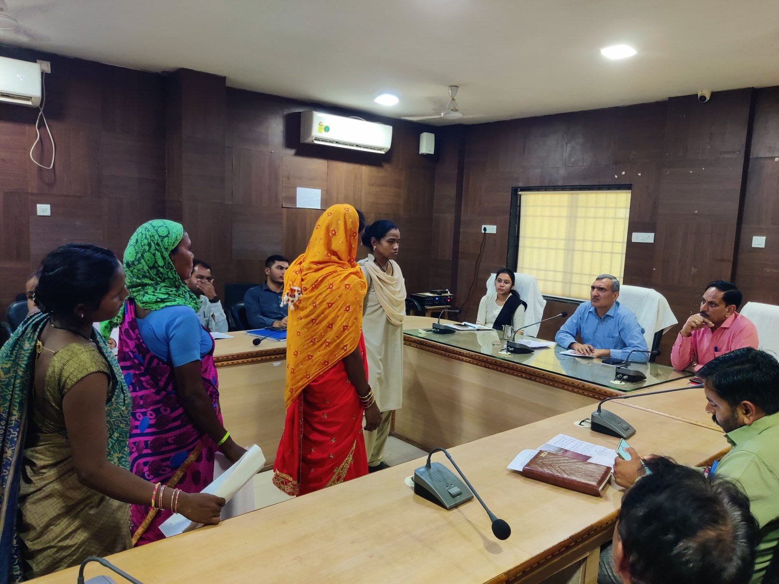 मरका उप स्वास्थ्य केंद्र में प्रसव से मना किया, गाली देकर भगाया, जनदर्शन में शिकायत