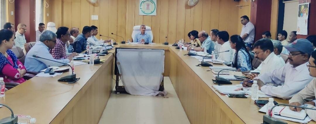 खरीदी केंद्रों में धान के उठाव में गड़बड़ी, तीन समिति प्रबंधक और तीन ऑपरेटर सस्पेंड, मिलर्स अब भी बेपरवाह