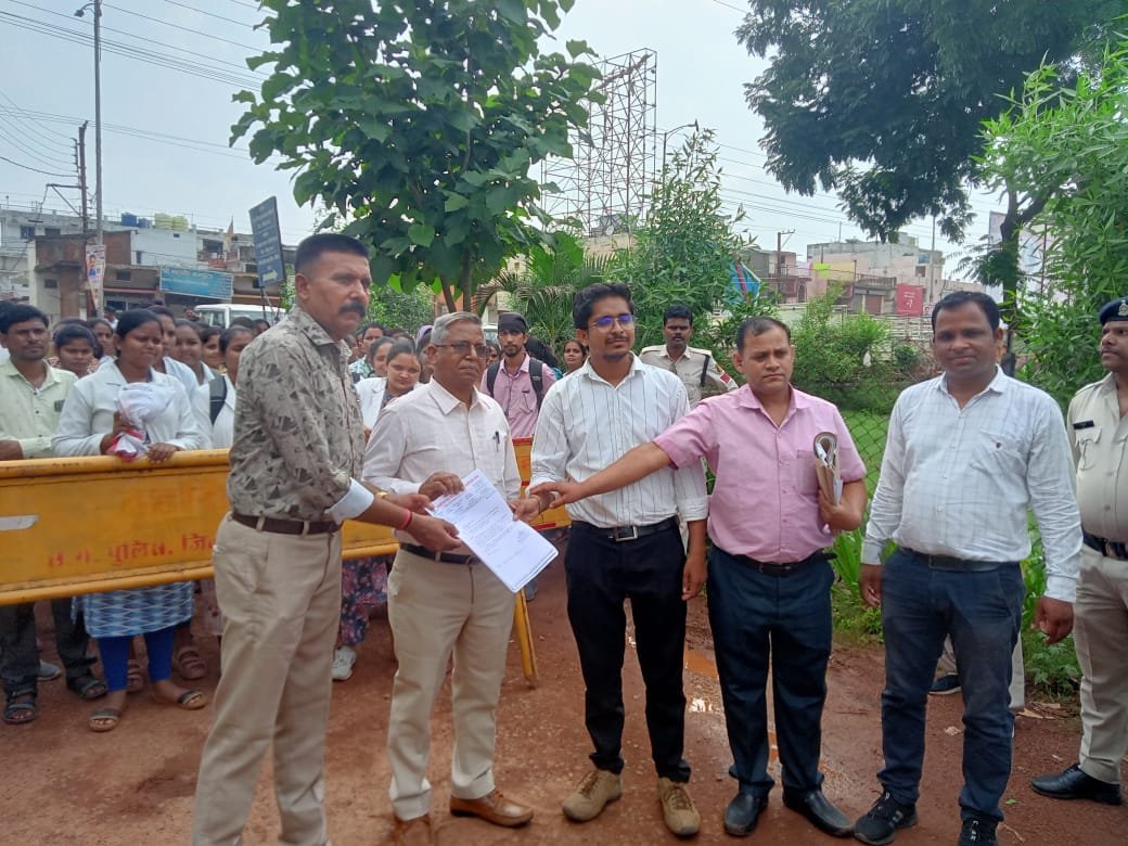 सामुदायिक स्वास्थ्य कर्मियों का वेतन रोका, मानसिक रूप से प्रताड़ित किया, सीएमएचओ कार्यालय घेरने पहुंचे कर्मचारी