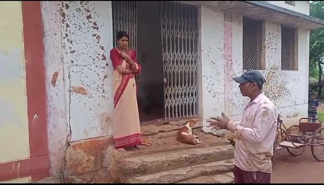 गुरु पूर्णिमा के दिन परपोड़ा स्कूल में नशेड़ियों का हुड़दंग, दीवारों पर अभद्र टिप्पणियां, कीचड़ फेंका, फेंसिंग तार चुरा ले गए, सैकड़ों शिकायत, पर असर कुछ भी नहीं