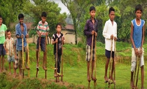 4 के हरेली… क्यूं न इस बार पुराने दिनों को याद करते हुए अपना पारंपरिक उत्सव मनाएं, गेड़ी पर चढ़कर मौज मस्ती करें…