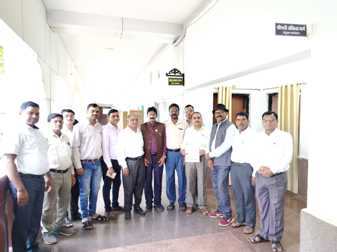 महंगाई भत्ता और अन्य मांगों को लेकर कर्मचारी मिले कलेक्टर से