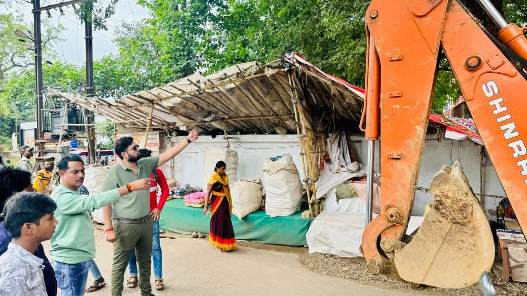 हर बार बसने के बाद निगम उजाड़ रहा गरीबों का आशियाना, इस बार तो भरी बारिश में खदेड़ा, हमारे-मेयर और विधायक क्या कर रहे…