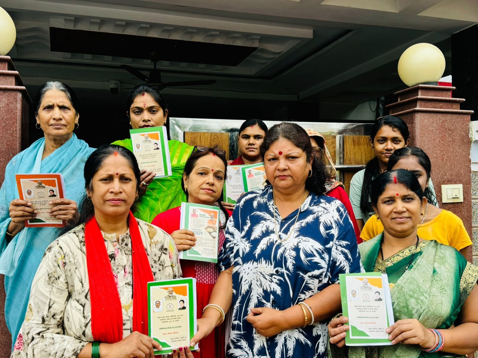 पार्षद सुभद्रा सिंह ने किया राशन कार्ड का वितरण