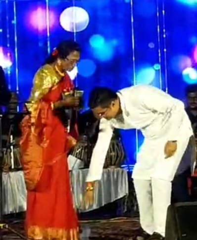 वैशालीनगर विधायक रिकेश सेन ने कलाकारों का बढ़ाया मान, जरुरतमंद गायिका को मंच पर ही 500 की गड्डी थमा दी