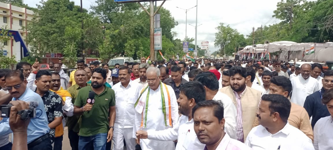 विधायक देवेन्द्र यादव की गिरफ्तारी के खिलाफ कांग्रेस कार्यकर्ताओं ने कलेक्ट्रेट में बोला हल्ला, भूपेश ने भरी हुंकार