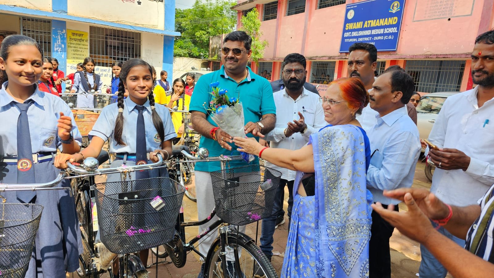 नई साईकिल पाकर बेटियों के चेहरे खिले, यही हमारा संतोष: विधायक गजेंद्र