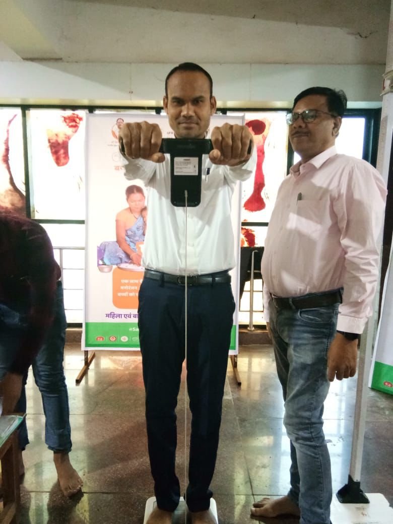 कलेक्ट्रेट में हेल्थ चेकअप, जनदर्शन में आए आवेदकों ने भी कराई जांच