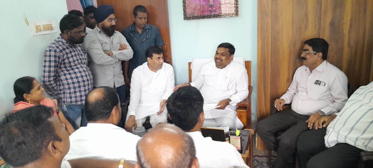 शहर के सभी वार्डो को मिले विकास का सामान रुप से लाभ-धीरज महापौर ने एमआईसी प्रभारियों के साथ विधायक गजेन्द्र को सौंपा मांग पत्र