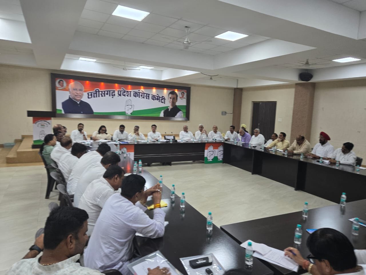 रायपुर में कांग्रेस की उच्च स्तरीय बैठक, सचिन पायलट की मौजूदगी में चुनावी रणनीति पर चर्चा
