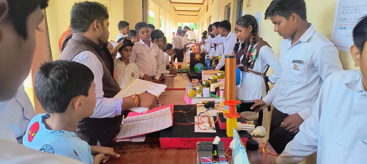 सरस्वती शिशु मंदिर में गणित और विज्ञान मेला का आयोजन, स्टूडेंट्स ने अपनी प्रतिभा से चौकाया