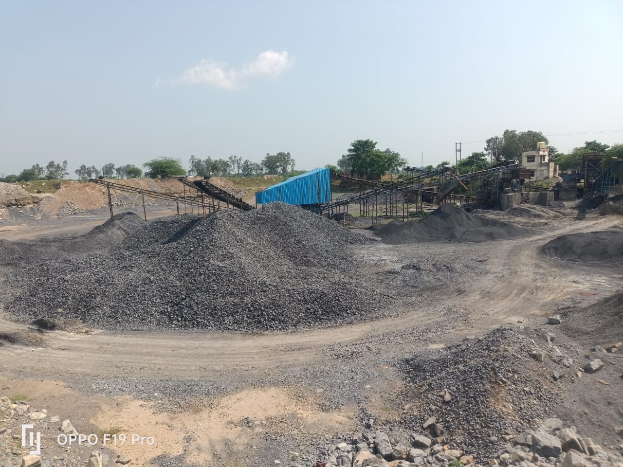 नाले से 50 मीटर की प्रतिबंधित दूरी पर लगाया क्रशर, लाइसेंस निरस्त, नोटिस भी थमाया