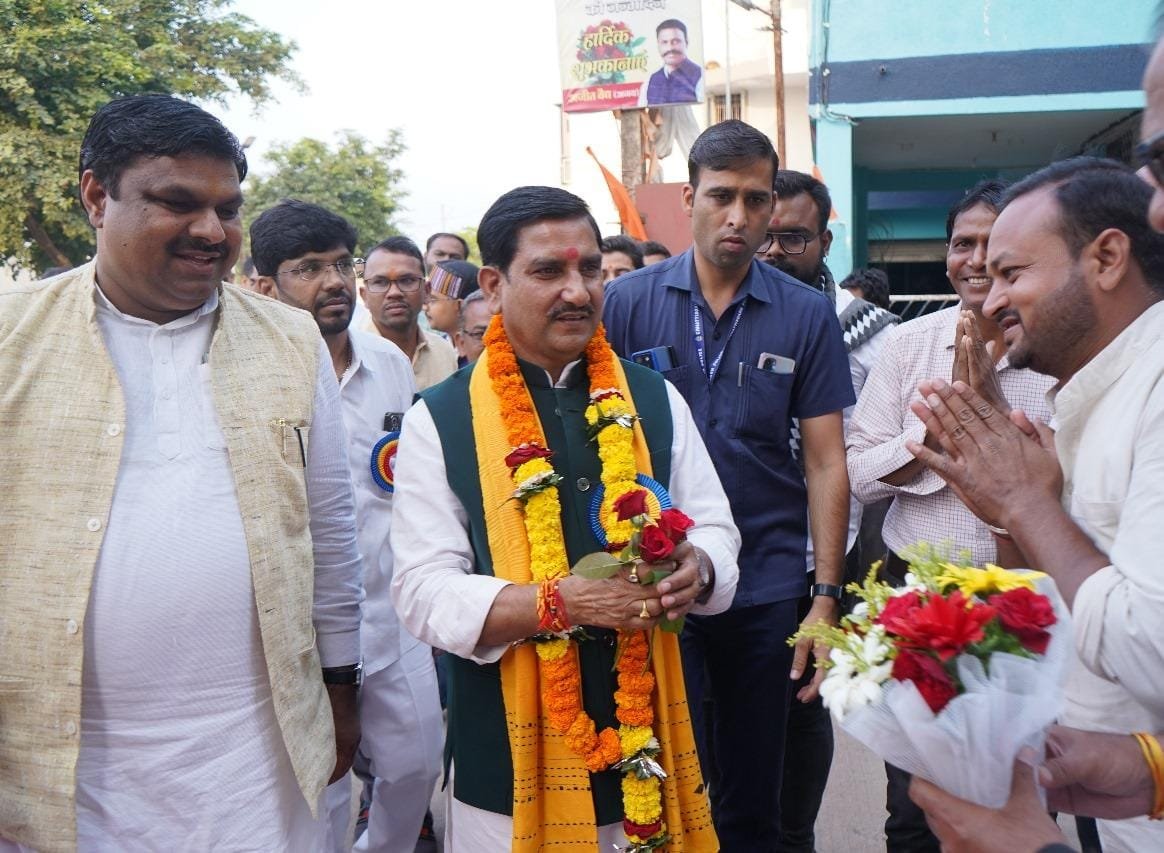 केंद्रीय राज्यमंत्री तोखन साहू पहुँचे विधायक गजेंद्र के निज निवास, भाजपा कार्यकर्त्ताओं से किये मुलाक़ात