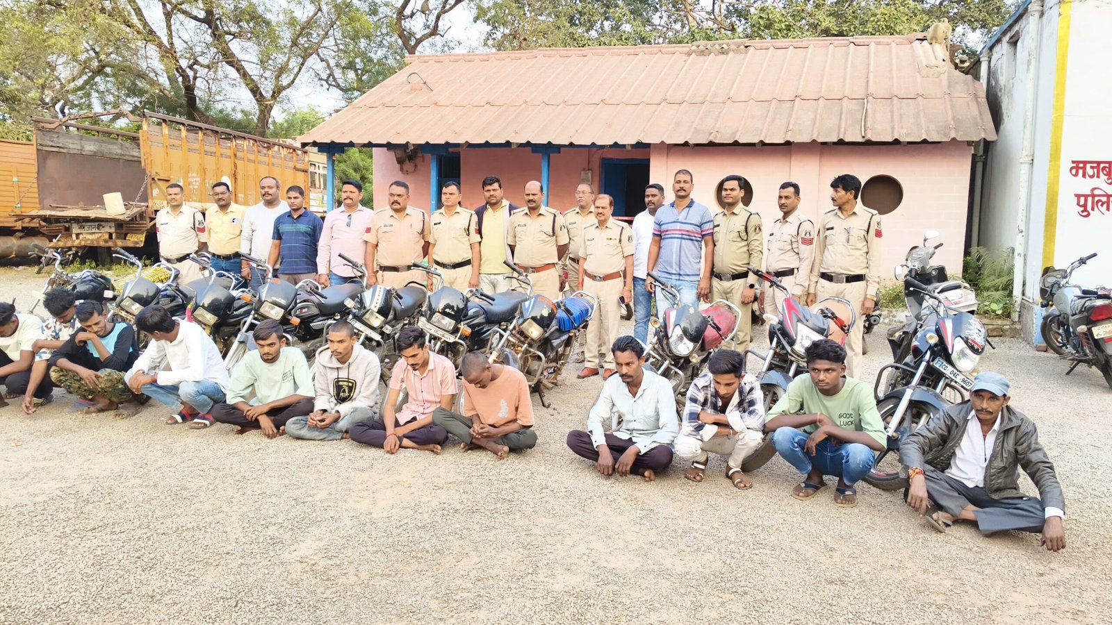 साजा में बाइक चोर​ गिरोह सक्रिय, 10 बाइक के साथ 10 गिरफ्तार, एक जगह से मोबाइल भी की थी चोरी