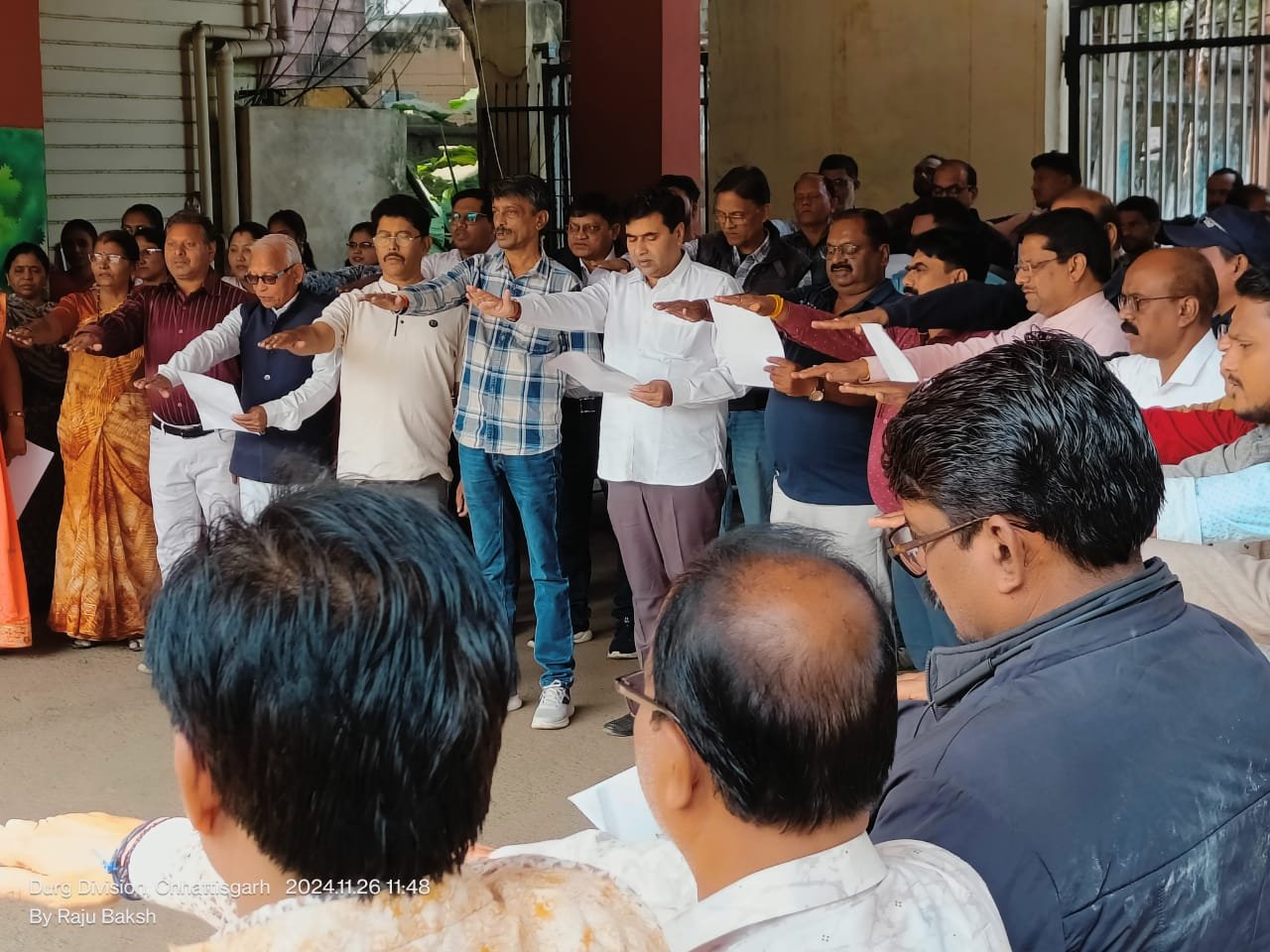 संविधान दिवस की 75वी वर्षगांठ पर महापौर धीरज बाकलीवाल ने अधिकारी-कर्मचारियों को संविधान के प्रति निष्ठा की शपथ दिलाई