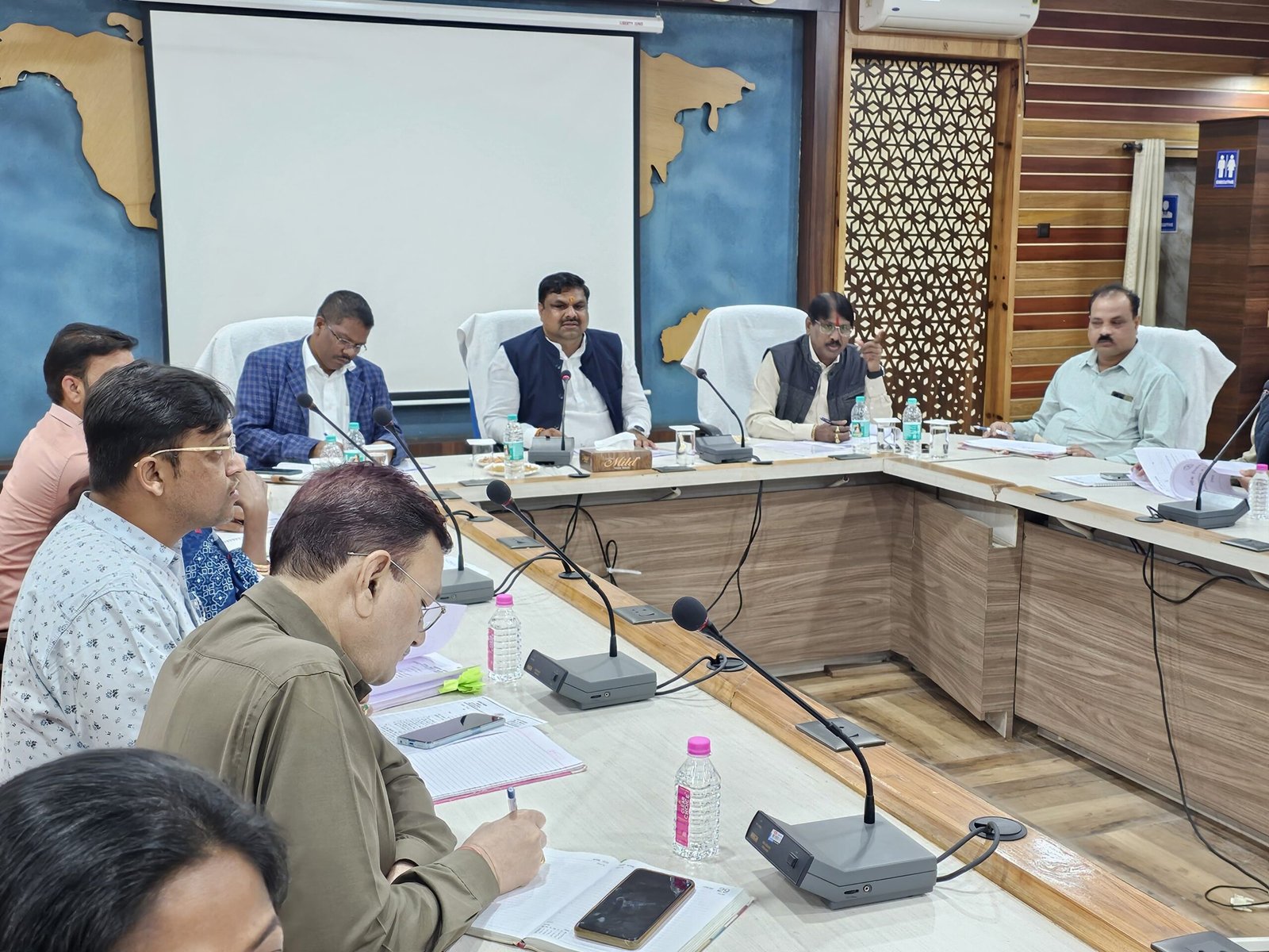विकास कार्यों को लेकर विधायक गजेन्द्र यादव ली बैठक, शासन से स्वीकृत कार्य को शीघ्र प्रारंभ करने दिए निर्देश