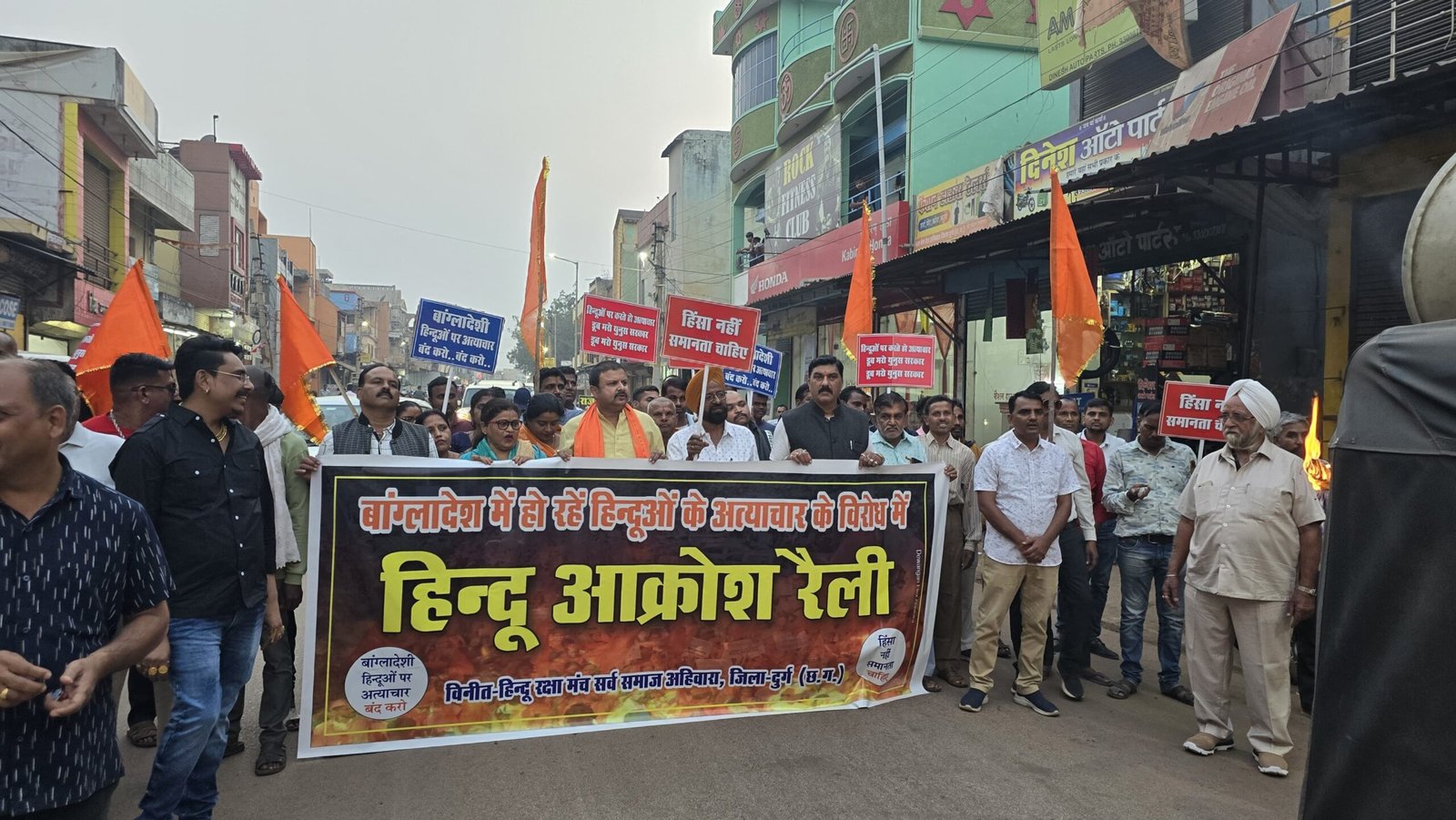 नटवर ताम्रकार के नेतृत्व में महिलाओं पर हो रहे अत्याचार के विरोध में मशाल रैली, युसुफ खान का पुतला फूंका