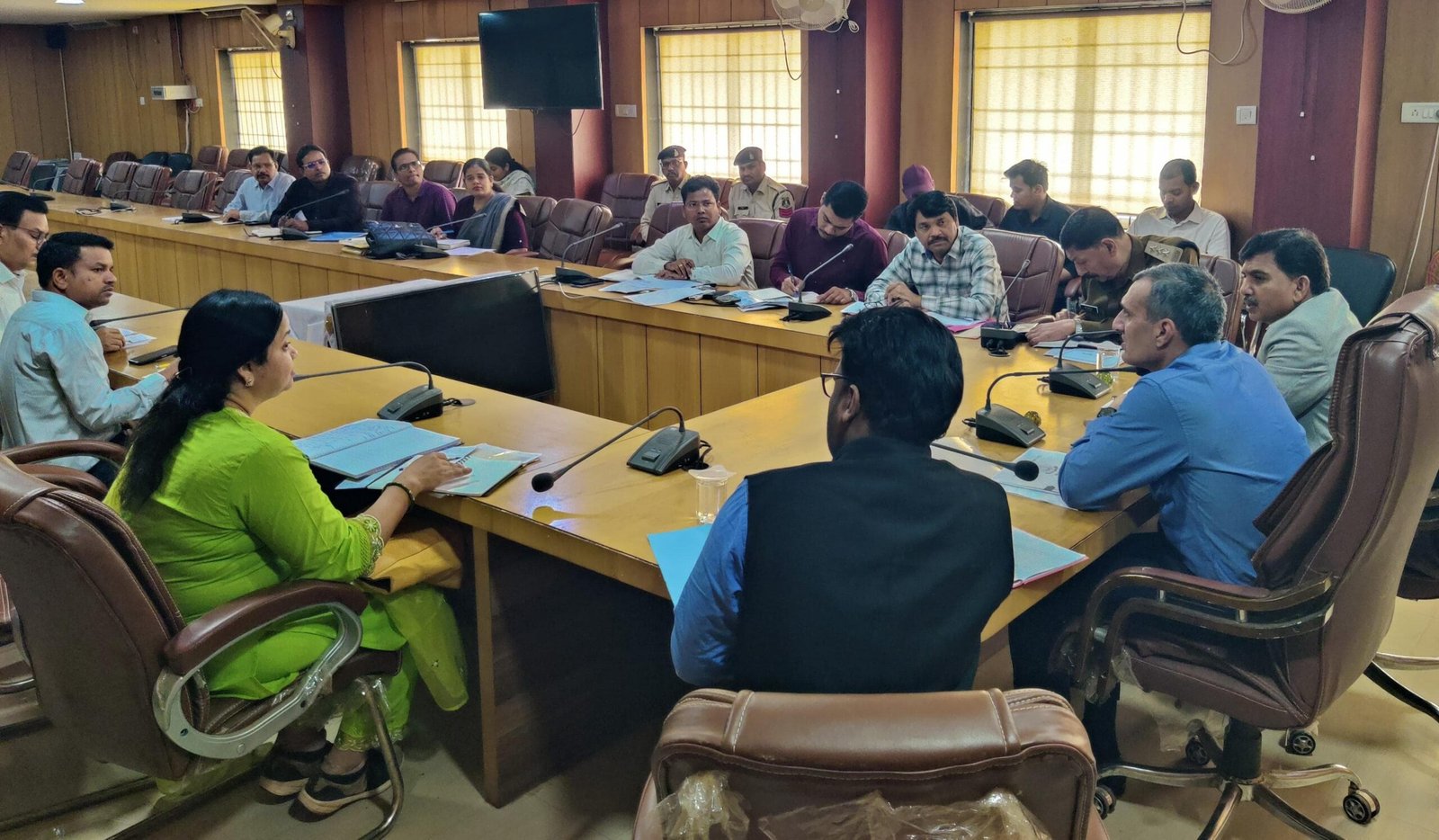 जिले मे नशीले पदार्थों की तस्करी और इससे जुड़े लोगों पर हो सख्त कार्रवाई: कलेक्टर