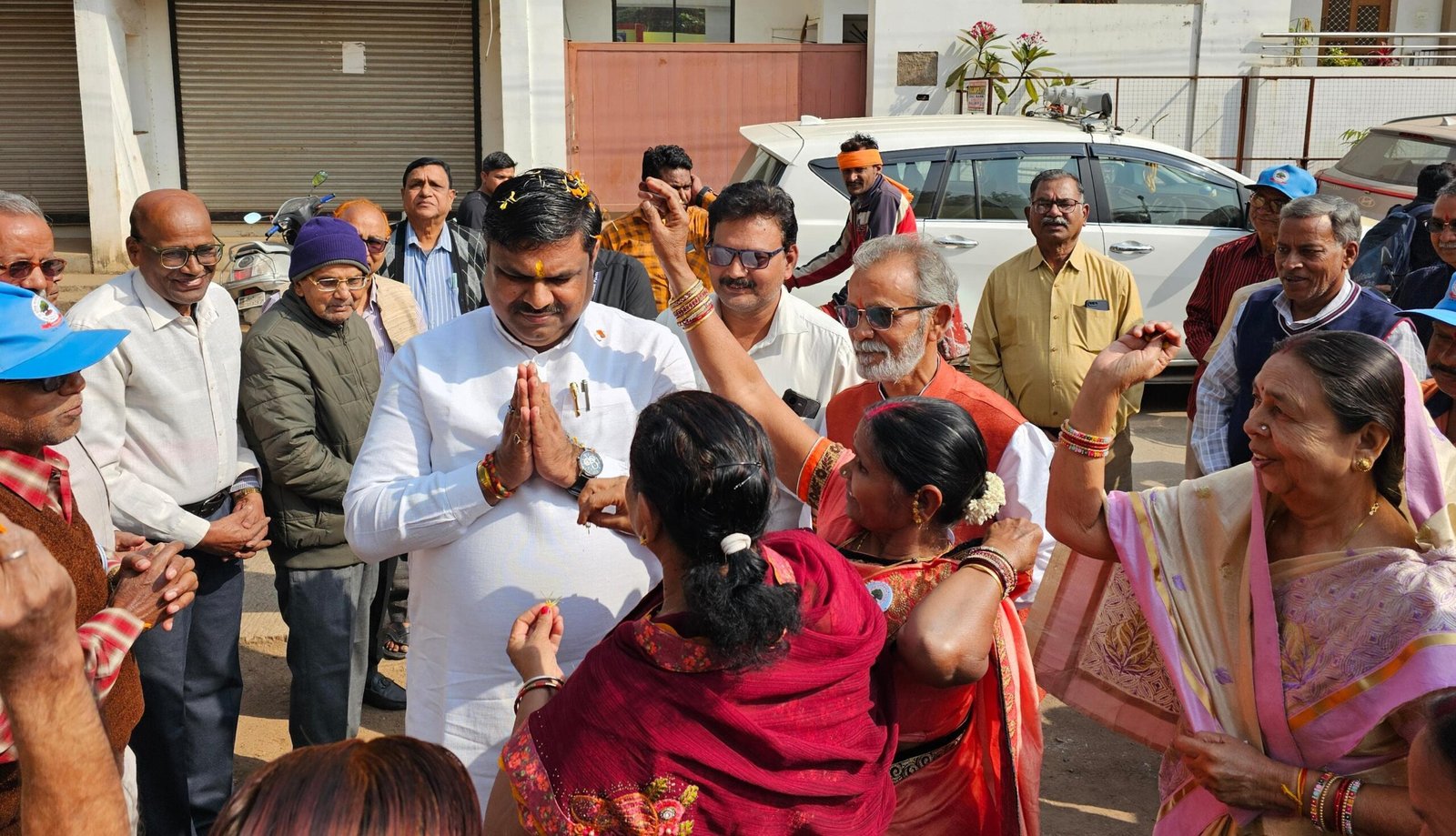 विधायक गजेन्द्र यादव की पहल से दुर्गवासियो को सौगात – 5 स्थान पर डोमशेड की स्वीकृति