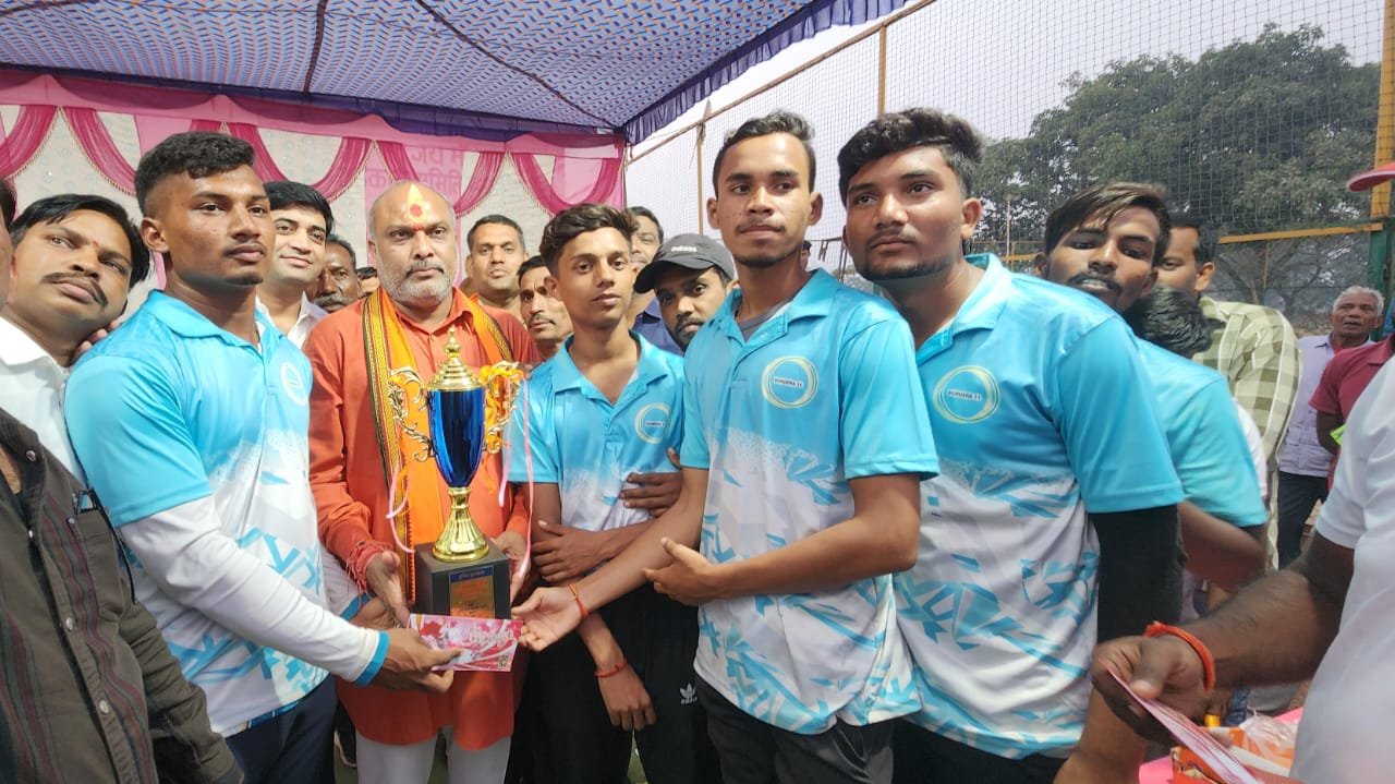 क्रिकेट प्रतियोगिता के समापन एवं पुरस्कार वितरण समारोह में शामिल हुए दुर्ग ग्रामीण विधायक ललित चंद्राकर