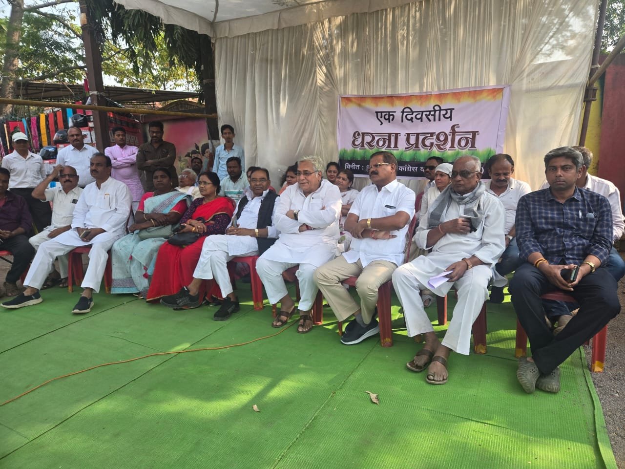 दुर्ग में कांग्रेसियों का एक दिवसीय धरना , किसानों के साथ अब कोई भी छल सहन नहीं किया जाएगा: अरुण वोरा