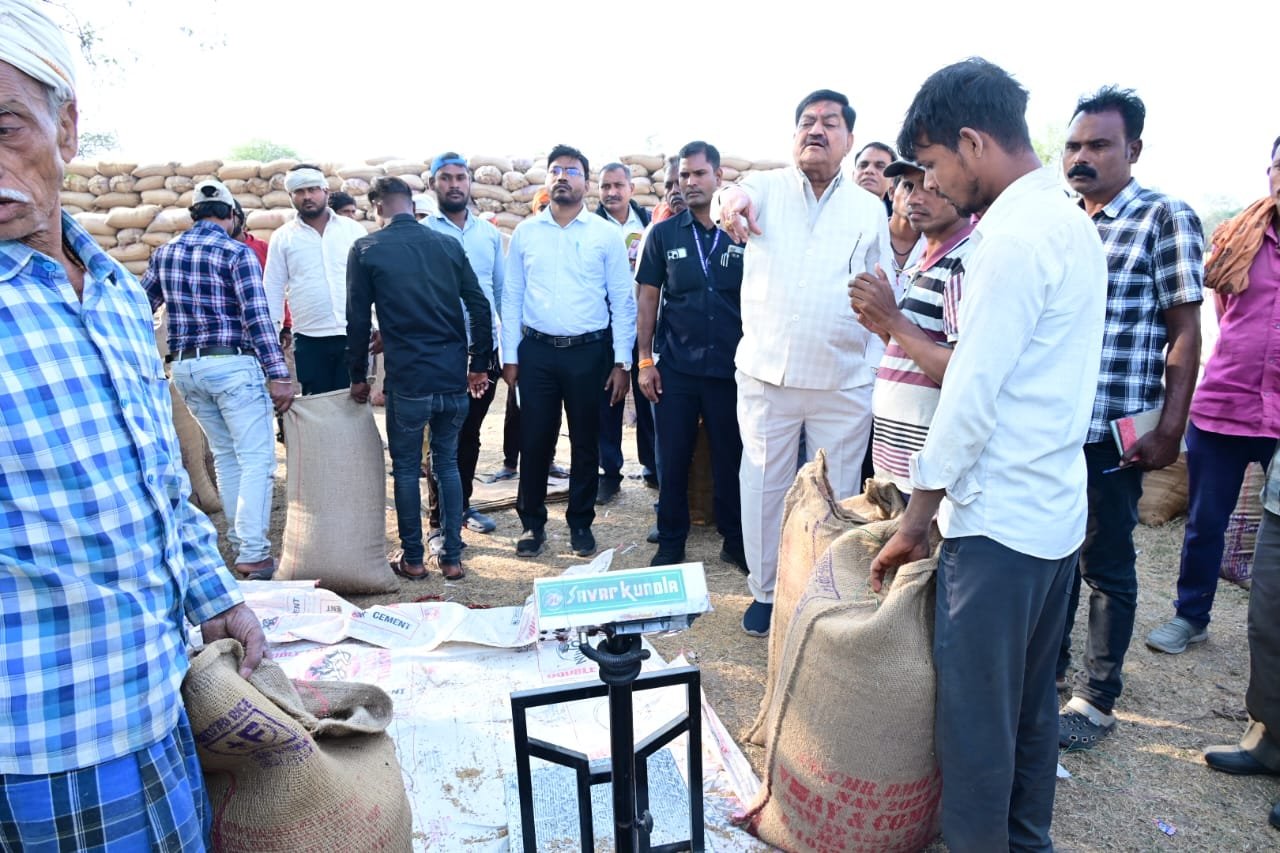 खाद्य मंत्री बघेल ने धान खरीदी केंद्रों का किया निरीक्षण, व्यवस्थाओं में और बेहतर सुधार के दिए निर्देश