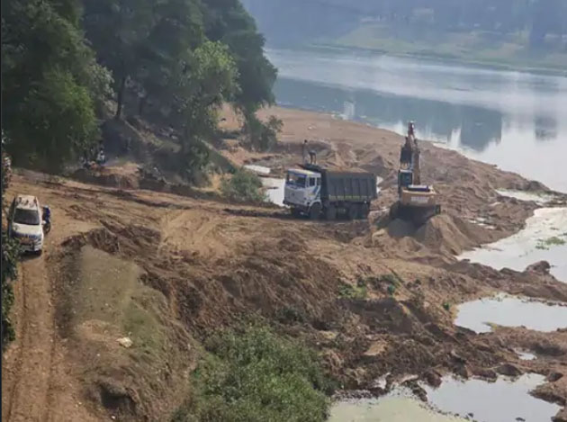 शिवनाथ नदी के तटों से धड़ल्ले से चुराई जा रही रेत, माफियाओं का कहना है दम में तो कोई रोक के दिखाए, सबको पहुंचाते हैं पैसा