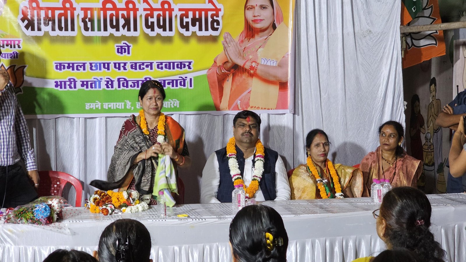 भाजपा प्रत्याशी अलका बाघमार के पक्ष में विधायक गजेन्द्र यादव ने किया जनसंपर्क