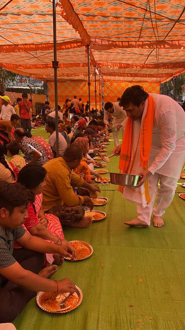 पूर्व महापौर बाकलीवाल ने शिवालयों में की पूजा, भंडारा में हाथों से परोसा प्रसाद, शहर की सुख समृद्धि के लिए की प्रार्थना