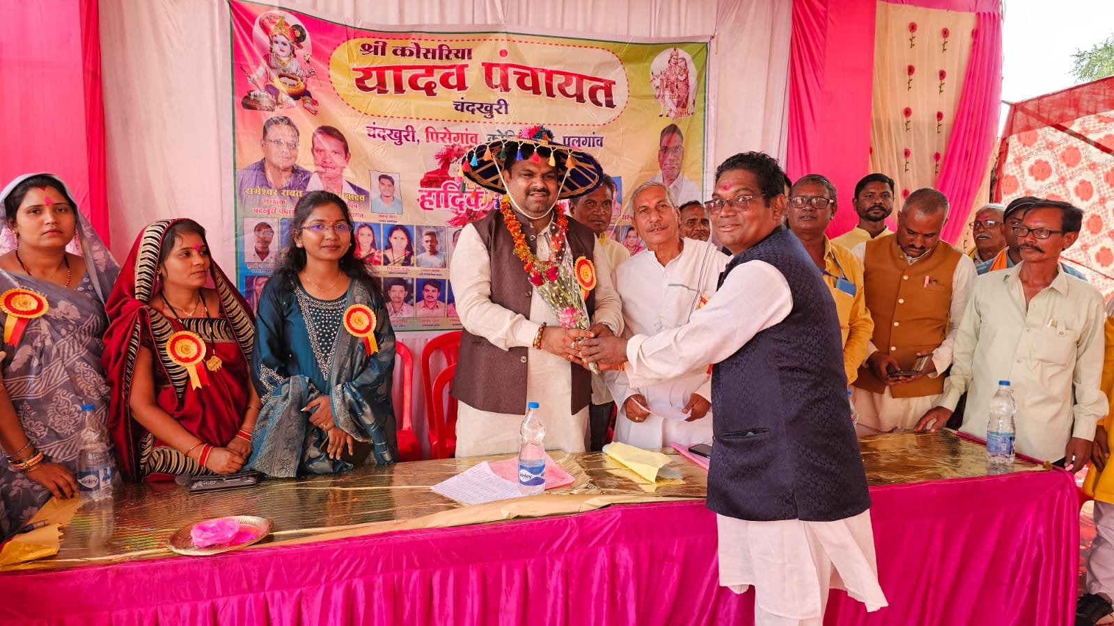 चंदखुरी में यादव पंचायत के कार्यक्रम में शामिल हुए विधायक गजेन्द्र यादव, समाज की तरफ से किया गया सम्मान