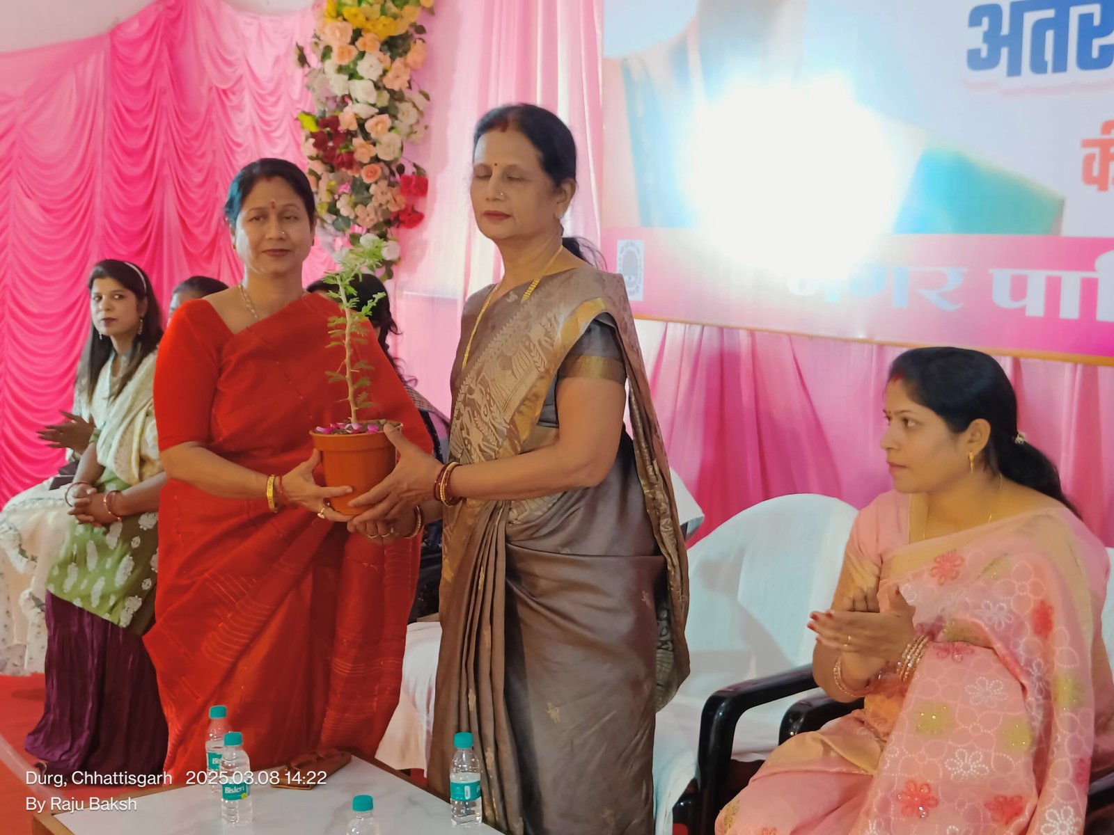 अंतरराष्ट्रीय महिला दिवस पर निगम महिला कर्मचारियों का किया सम्मान