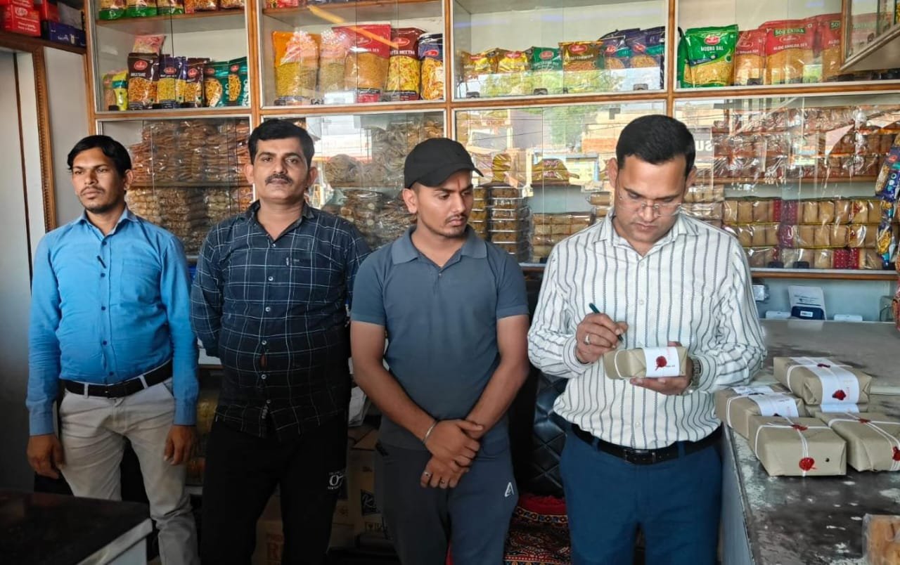 होली के मद्देनजर जिले में खाद्य प्रतिष्ठानों पर प्रशासन का कड़ा शिकंजा, खाद्य सुरक्षा के तहत मिठाई और अन्य खाद्य पदार्थों के नमूने लिए गए, मिलावट पाए जाने पर होगी सख्त कार्रवाई